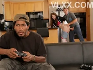 Người phụ nữ xinh đẹp chịu đựng 4P đam mê với chị gái, để lộ mặt trong suốt quá trình, cho một con cặc lớn bú và để em trai xoa ngực và chơi với âm hộ của mình, cận cảnh cho bạn bè sói xem